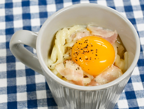 マグカップうどん　レンジでカルボナーラ